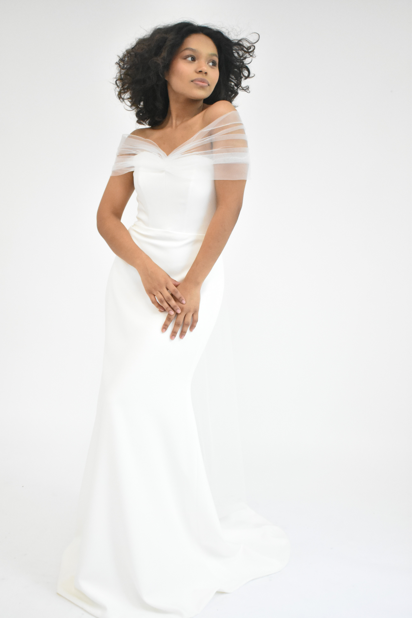 WHITE CREPE DRESS WITH ADJUSTABLE TULLE SLEEVES AND TRAIN