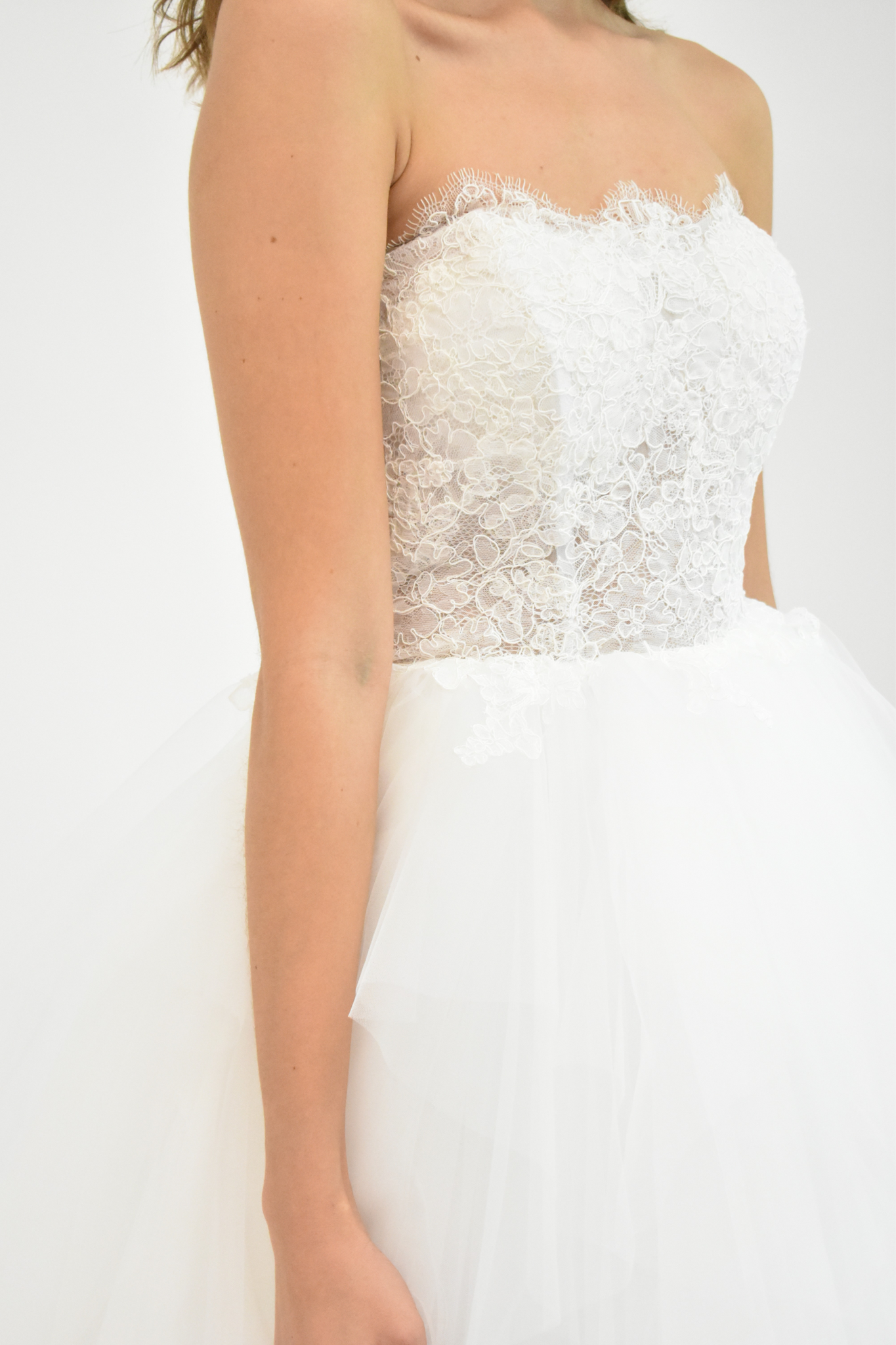 STRAPLESS LACE TOP WITH LEVELS OF TULLE BALLGOWN