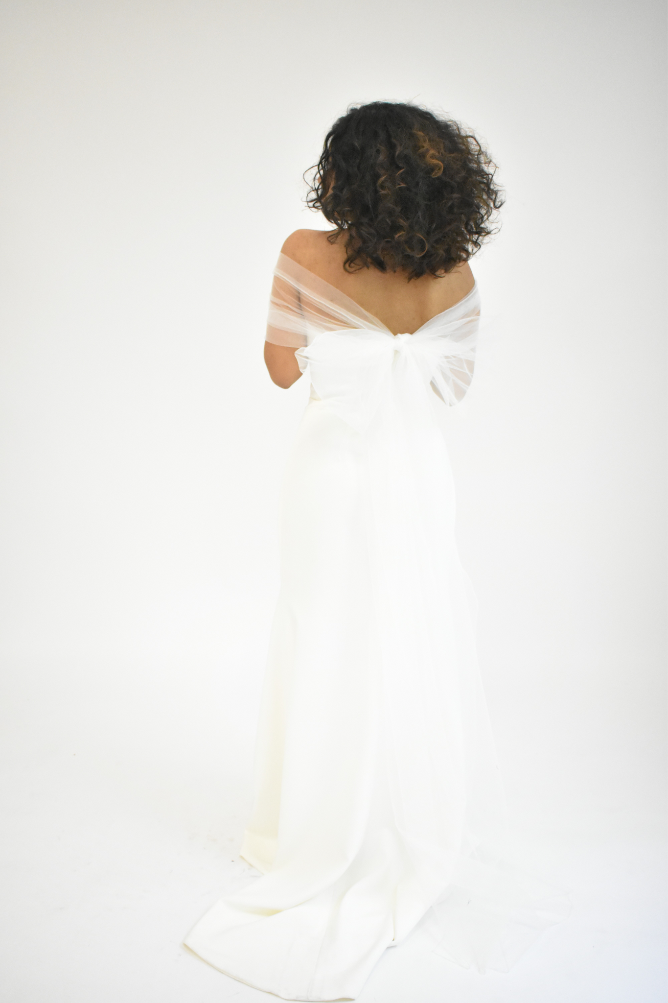 WHITE CREPE DRESS WITH ADJUSTABLE TULLE SLEEVES AND TRAIN