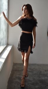 Strapless croptop with feathers in black