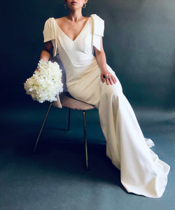 CLASSIC AND SIMPLE BOWS GOWN