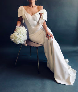 CLASSIC AND SIMPLE BOWS GOWN