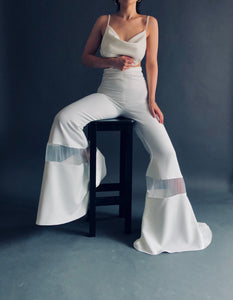 YOUR FAVE FLARE PANTS WITH A TWIST IN WHITE