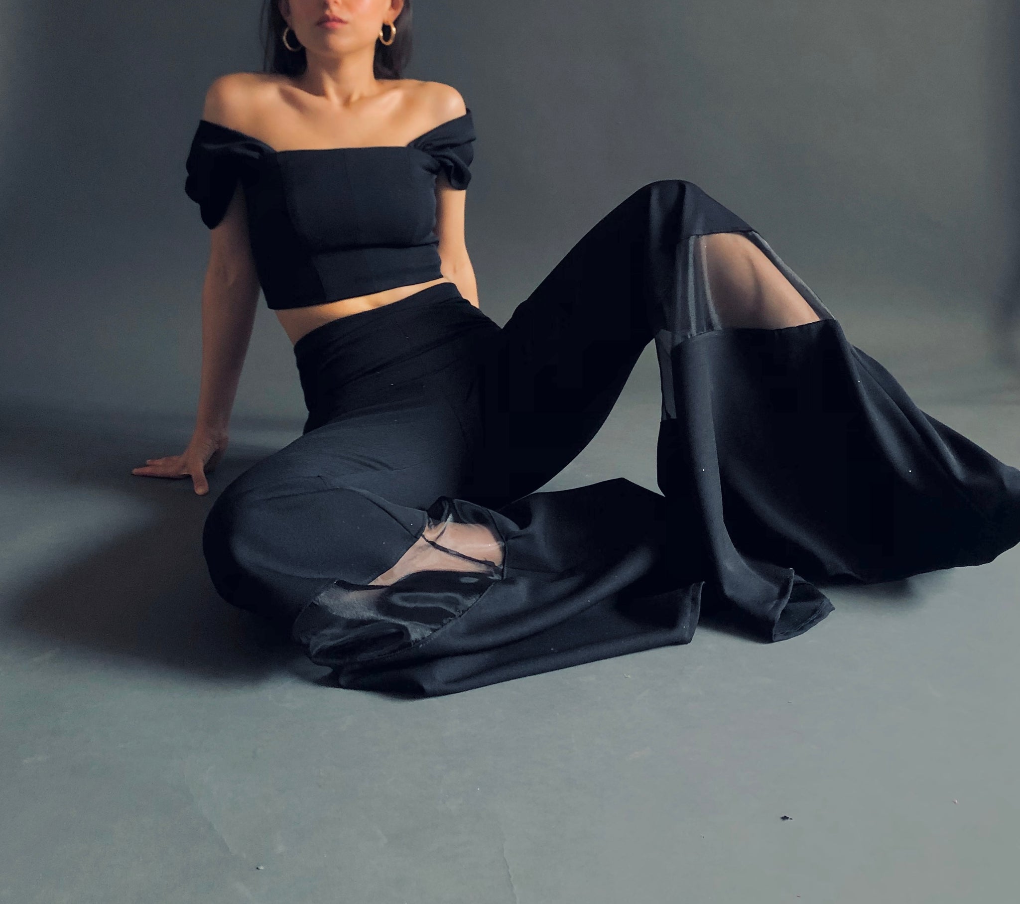 YOUR FAVE FLARE PANTS WITH A TWIST IN BLACK