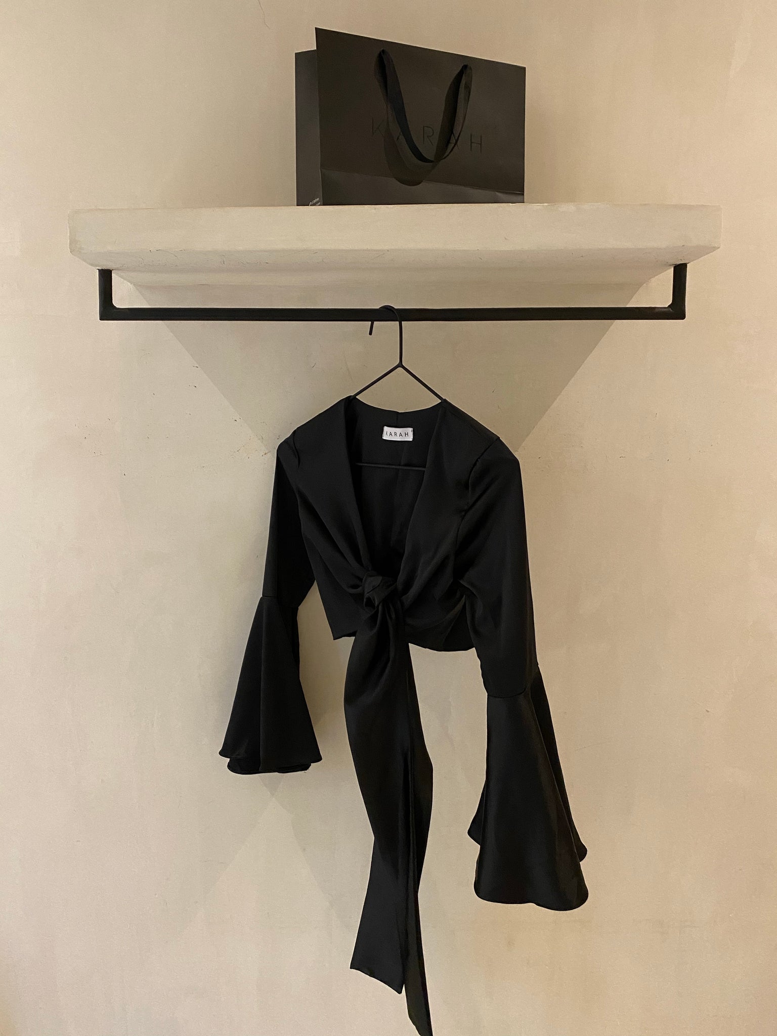 BASIC BOHO TOP IN BLACK