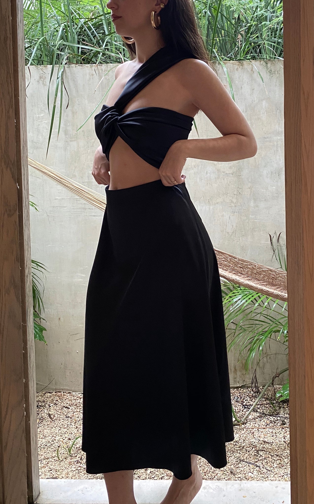 BASIC SATIN SKIRT IN BLACK
